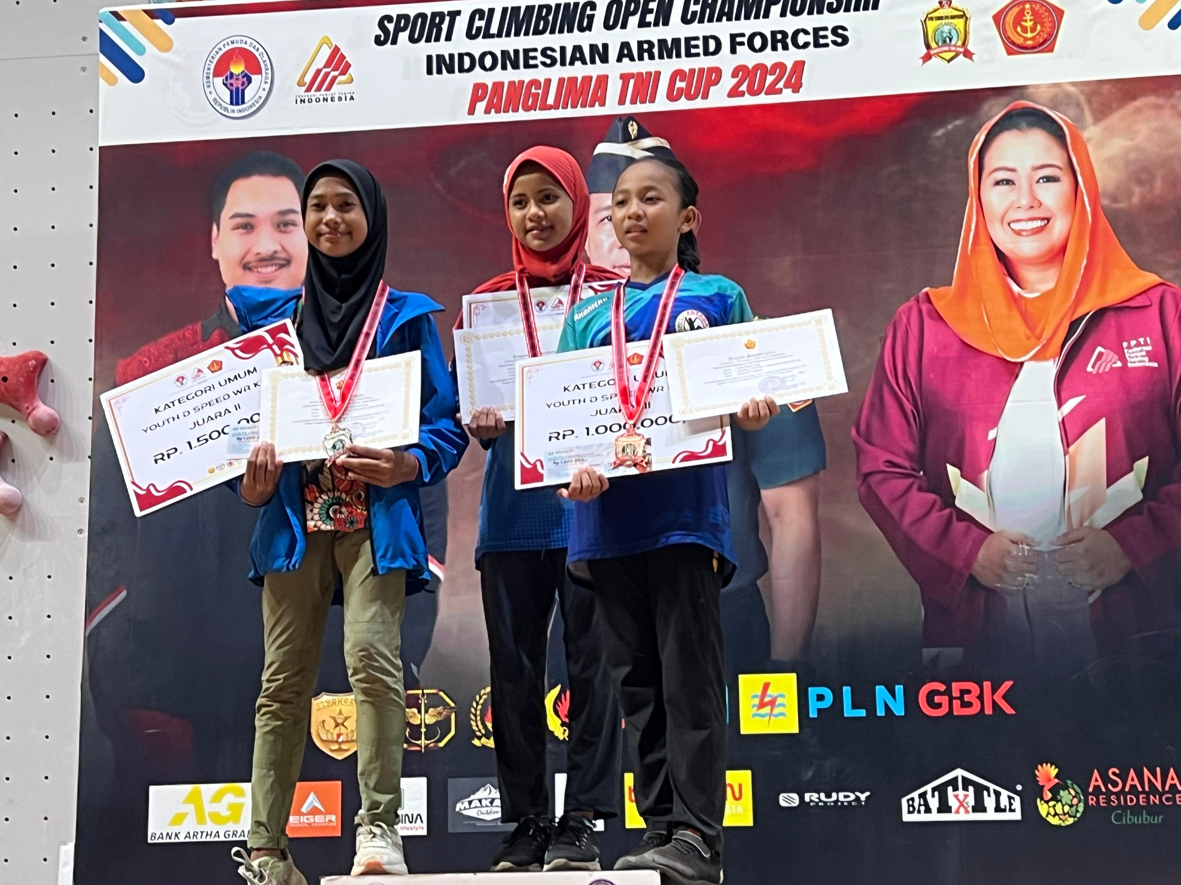 PRESTASI: Para atlet panjat tebing NSC saat naik podium juara di kejuaraan terbuka Piala Panglima TNI 2024.
