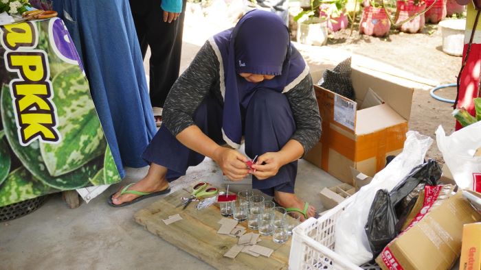 FOKUS: Tim PKM UMBY saat mendampingi KWT Puspa Gemari, Bantul dalam hilirisasi dan pembuatan produk.
