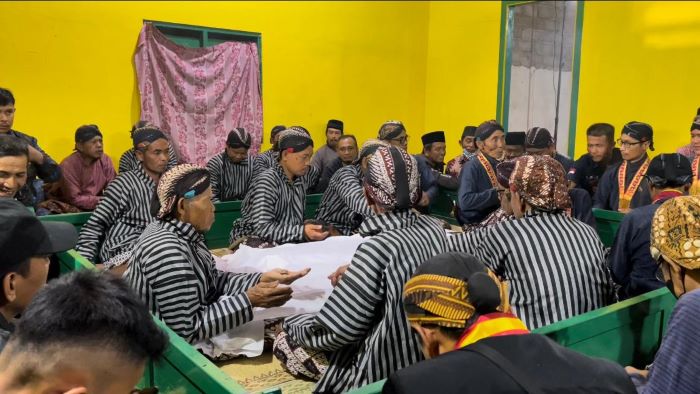 LANCAR: Prosesi upacara adat pembukaan Cupu Kyai Panjala di Kalurahan Girisekar, Kapanewon Panggang, Gunungkidul, Senin (14/10) malam.