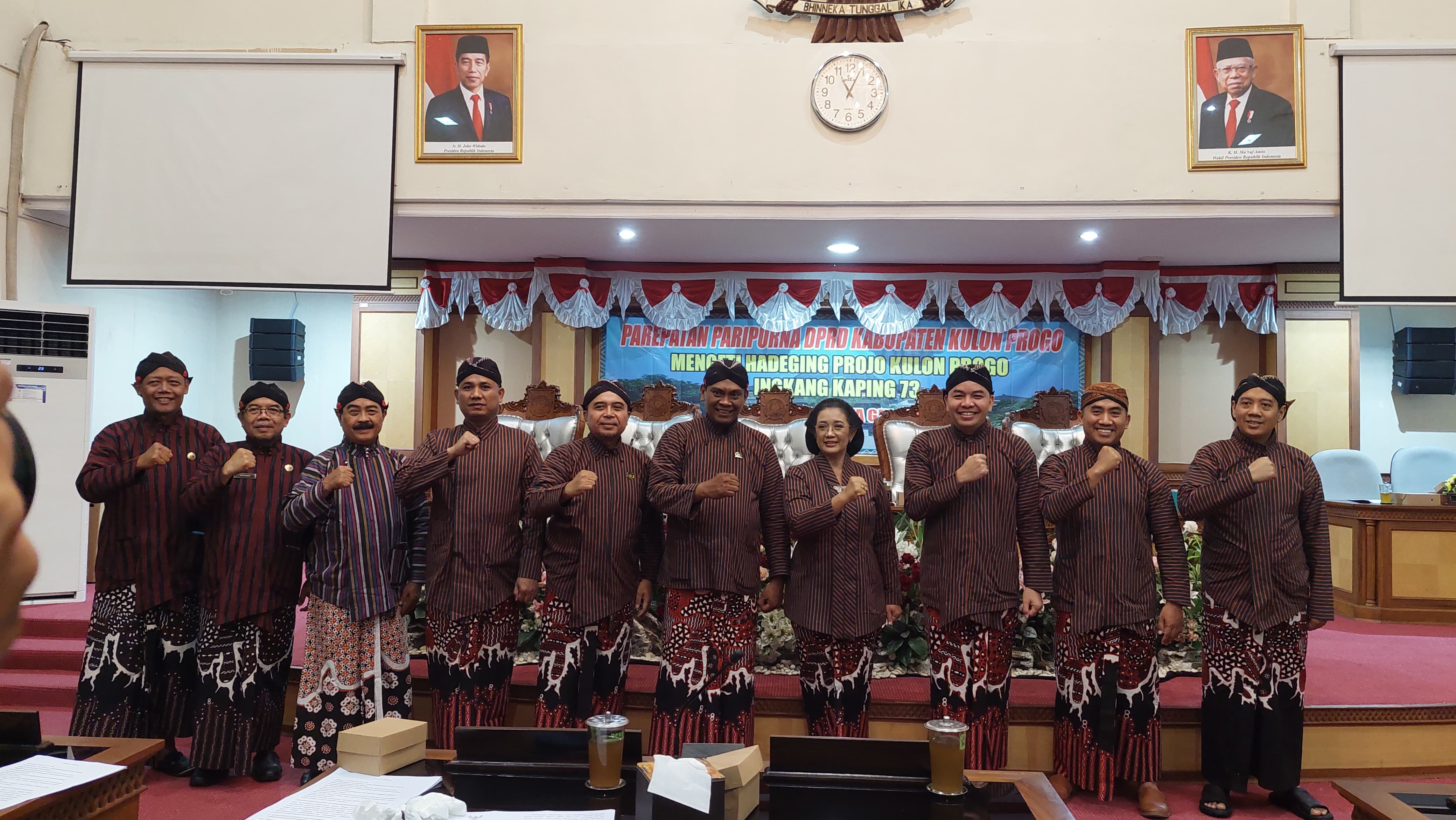 HARI ISTIMEWA: Anggota DPRD Kulon Progo menggunakan busana adat Jawa dan berbahasa krama dalam rapat paripurna, Selasa(15/10).