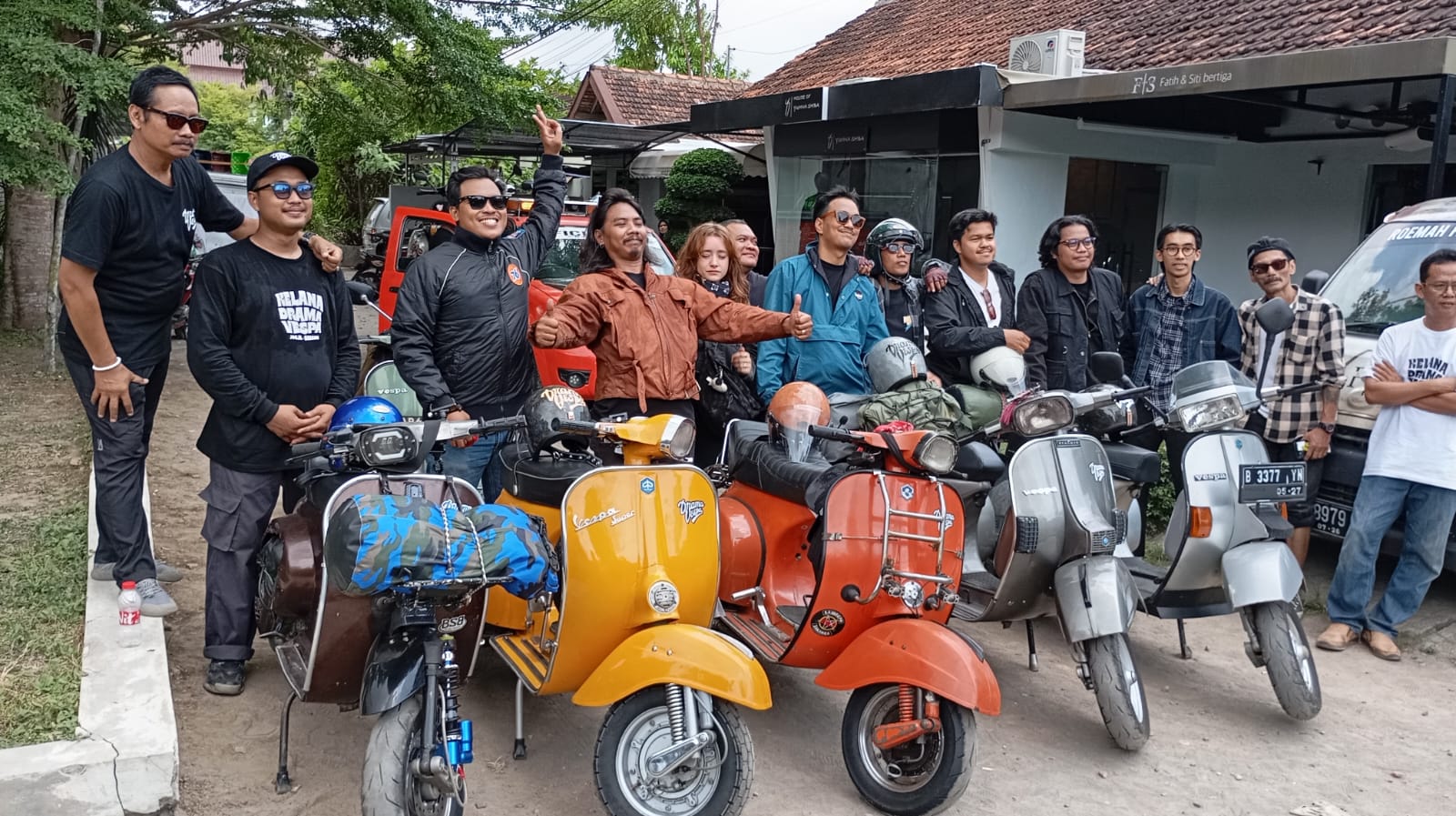 Sembilan riders Drama Vespa dan timnya saat memulai perjalanannya dari Jogja menuju Sabang, Senin (14/10/2024).  (IWAN NURWANTO/Radar Jogja)
