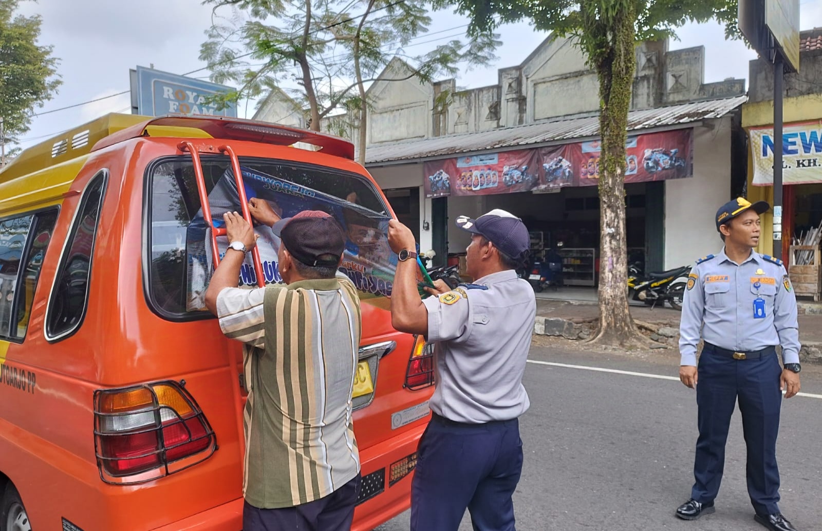 Bawaslu Purworejo melakukan penertiban bahan kampanye stiker branding di angkutan umum, Selasa (15/10).