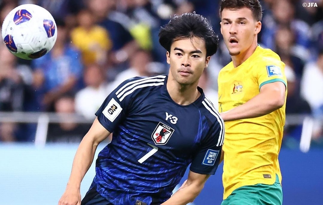 Pemain Jepang, Kaoru Mitoma dihadang pemain Australia dalam hasil imbang di Saitama Stadium (jfa)