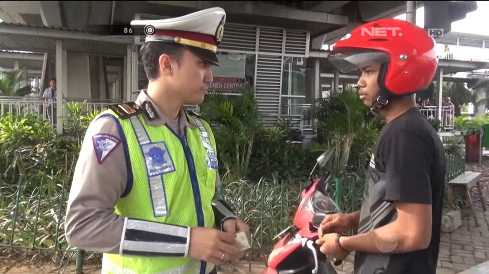 Ilustrasi tips aman berkendara anti tilang.