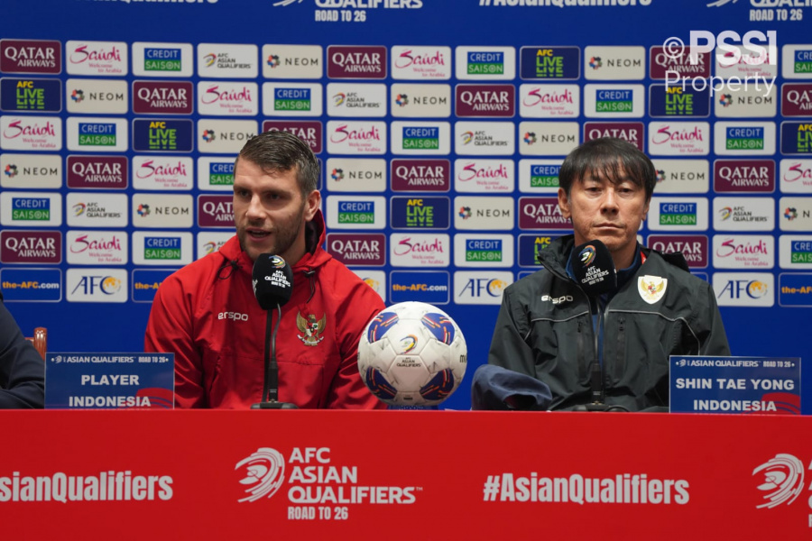 Maarten Paes (Kiri) dan Shin Tae-yong (kanan) dalam sesi pers pre-match Timnas Indonesia kontra China di Qingdao Youth Football Stadium (PSSI)