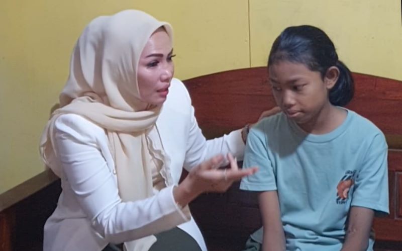 Syafirah Anom istri dari Calon Wakil Bupati Gunungkidul nomor urut 2 Sumanto (kiri) saat menemui penderita gagal ginjal warga Pengkol 3, Jatiayu, Karangmojo, Nayla Putri Kamis (16/10/2024).