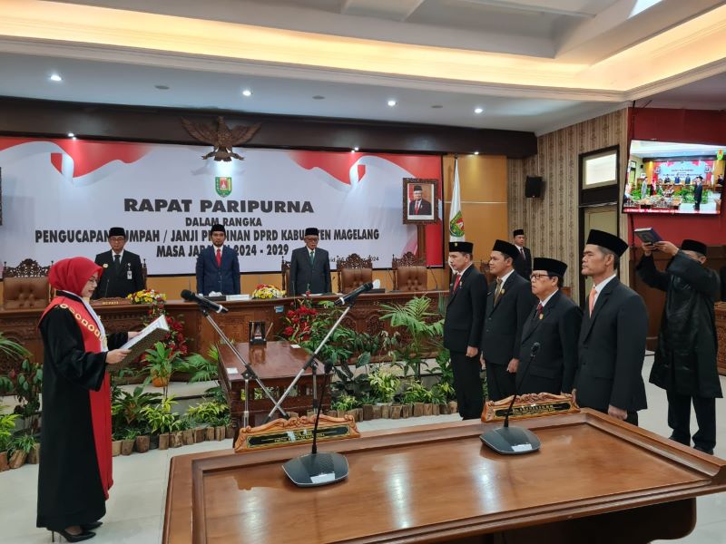 RESMI: Ketua Pengadilan Negeri Mungkid saat mengambil sumpah/janji pimpinan DPRD Kabupaten Magelang, Rabu (16/10/2024).