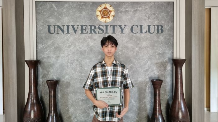 BERPRESTASI: Ahmad Faqih Hakan Rais saat berhasil meraih juara 1 Sustainable Technology category of the Essay Competition at Yogyakarta Youth Strategic Forum (YYSF) 2024.