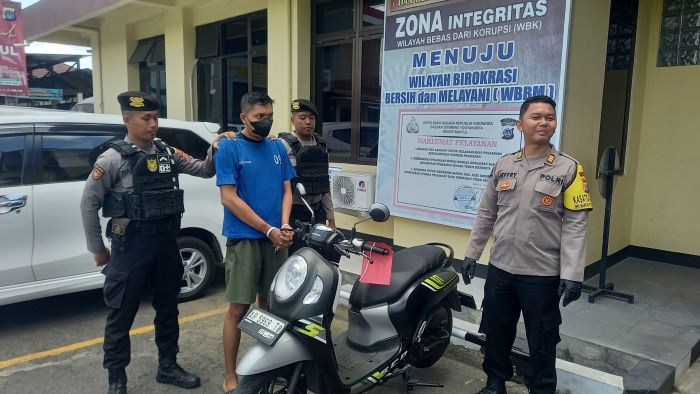 Tersangka EWN menjadi tersangka pencurian sepeda motor milik tetangganya.