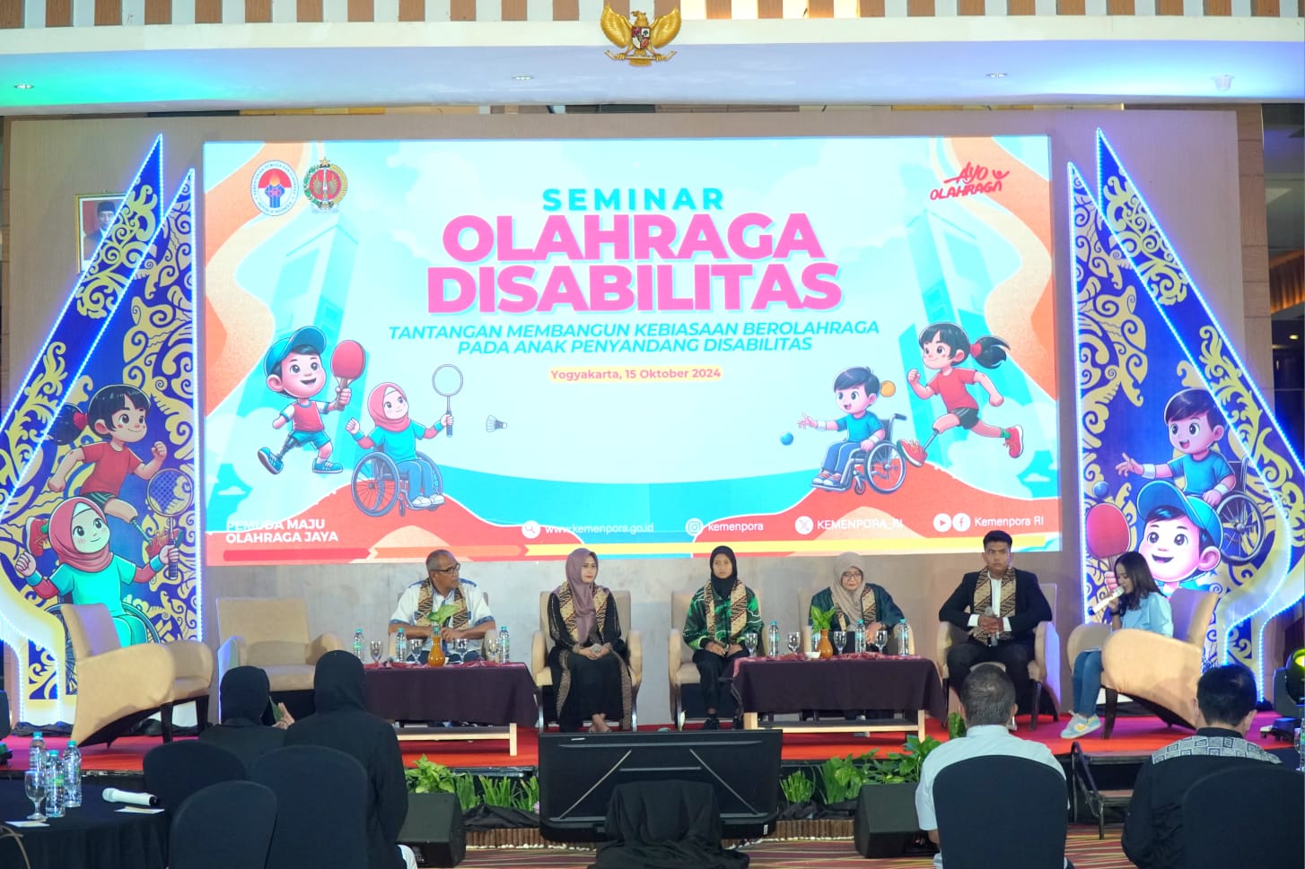 Para narasumber berbagi pengetahuan dan pengalaman pada Seminar Olahraga Disabilitas yang digelar Kemenpora pada Selasa (15/10/2024).  (iwa/radar jogja)
