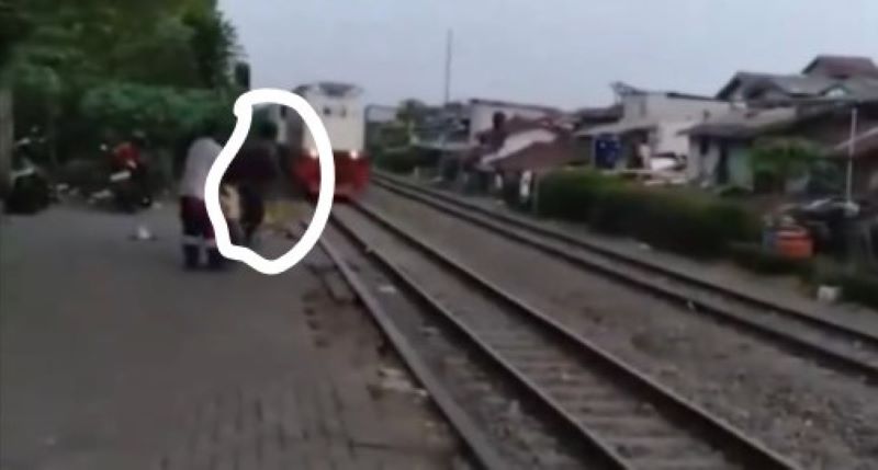 Seorang pria melompat ke arah kereta yang hendak melintas.