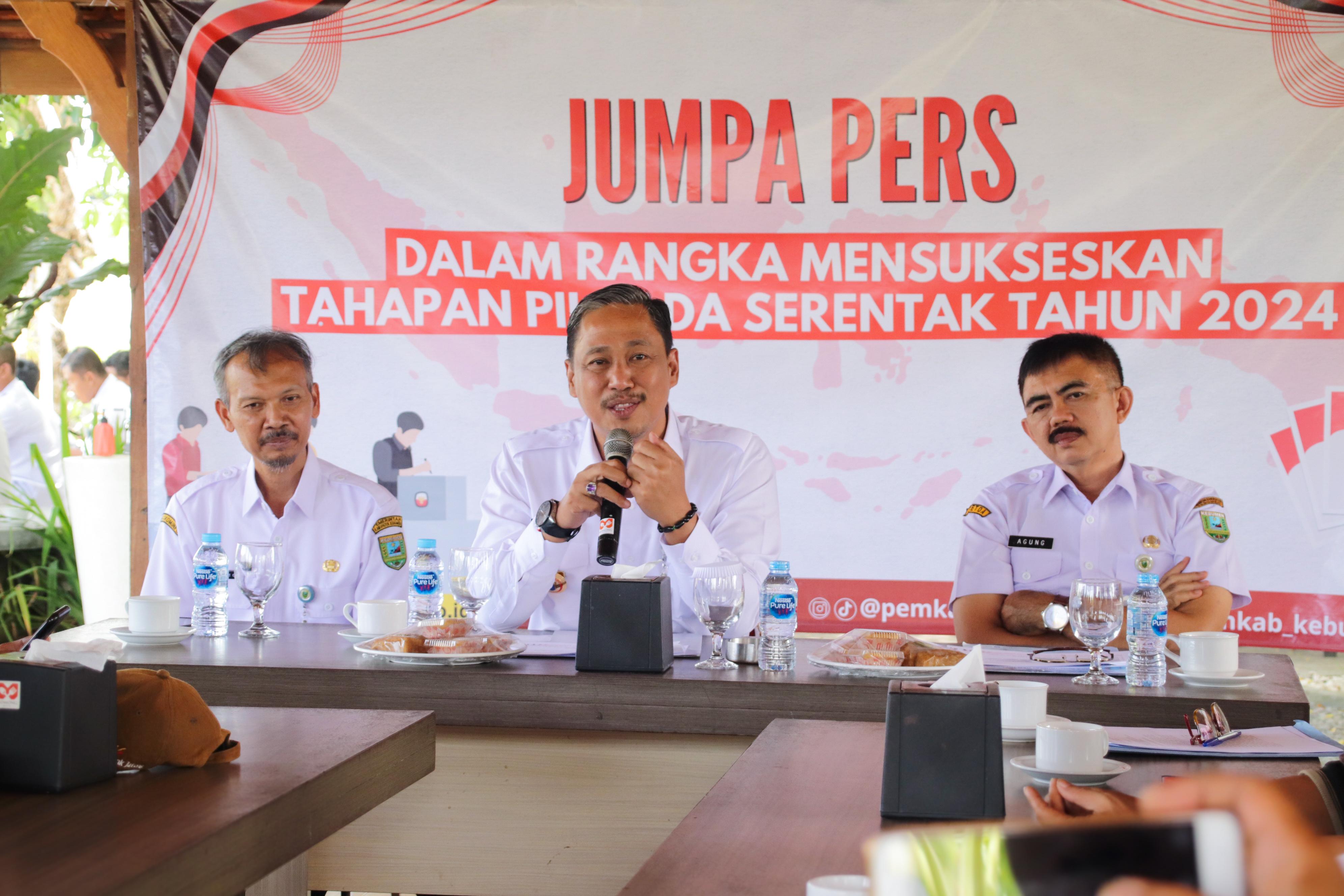 BERI WEJANGAN : Pjs Bupati Kebumen Boedyo Dharmawan didampingi Kepala Diskominfo Kebumen mengajak awak media ikut terlibat aktif dalam tahapan Pilkada 2024