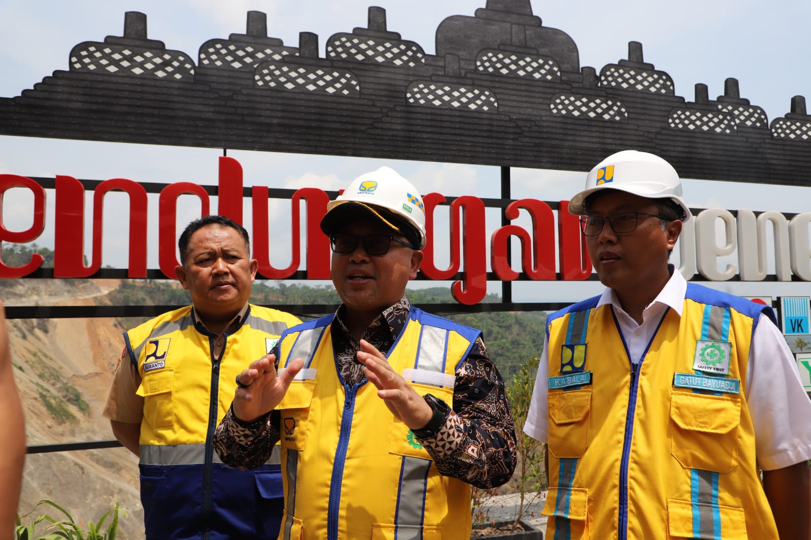 PROGRESS: Sejumlah pejabat termasuk Pjs Bupati Purworejo saat melakukan kunjungan ke PSN Bendungan Bener beberapa waktu lalu.  &nbsp;