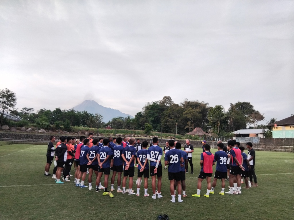 Para pemain PSS Sleman saat menjalani latihan rutin di Lapangan Pakembinangun, Sleman. Mereka di bawah pengawasan pelatih baru Mazola Junior.