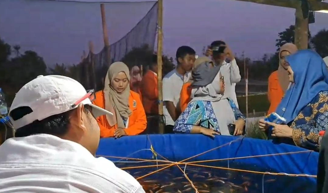 Tim Dit Belmawa mengunjungi lokasi program pengabdian di lahan budi daya ikan nila salin, lahan mina padi, dan ugadi massa Tim PPK Ormawa HMTP Universitas Ahmad Dahlan Yogyakarta.