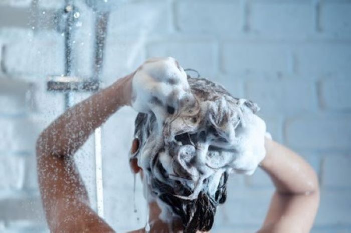 ilustrasi seseorang sedang keramas