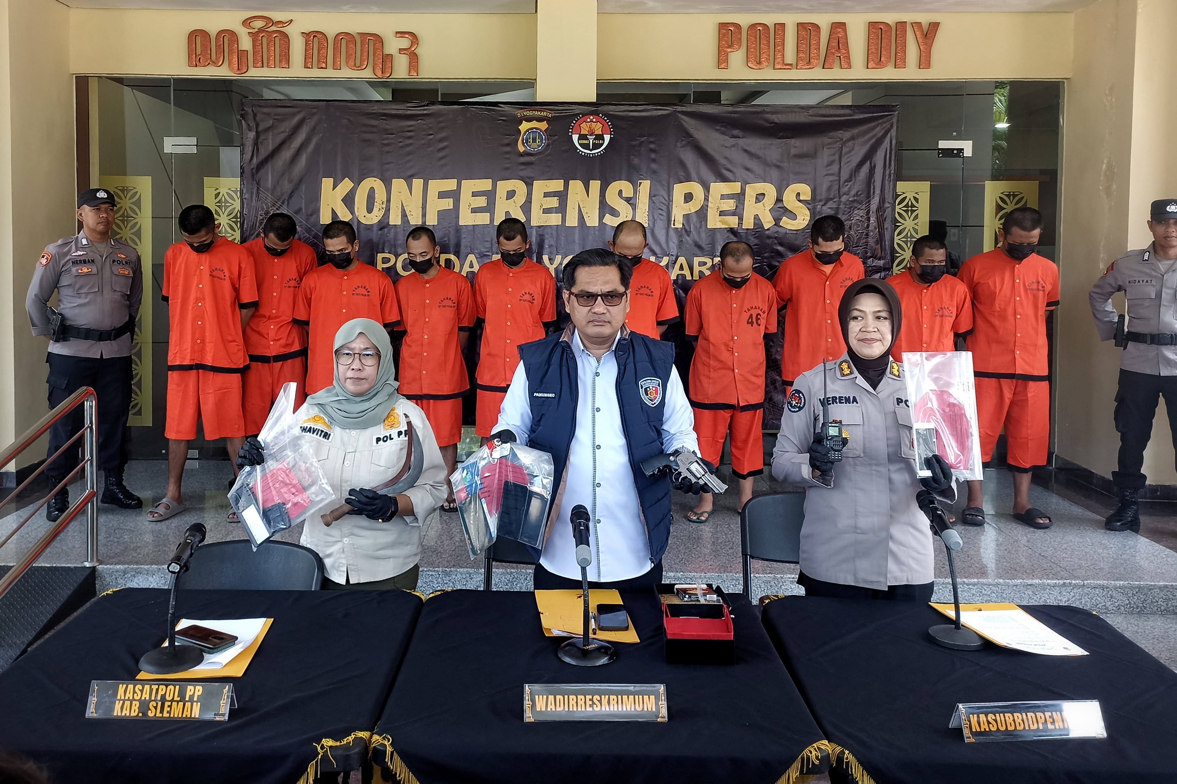 Foto: Polisi saat menghadirkan para tersangka dan menunjukkan barang bukti kasus perampokan dan penganiayaan petugas Damkar Sleman di Mapolda DIY, Rabu (16/10/2024).