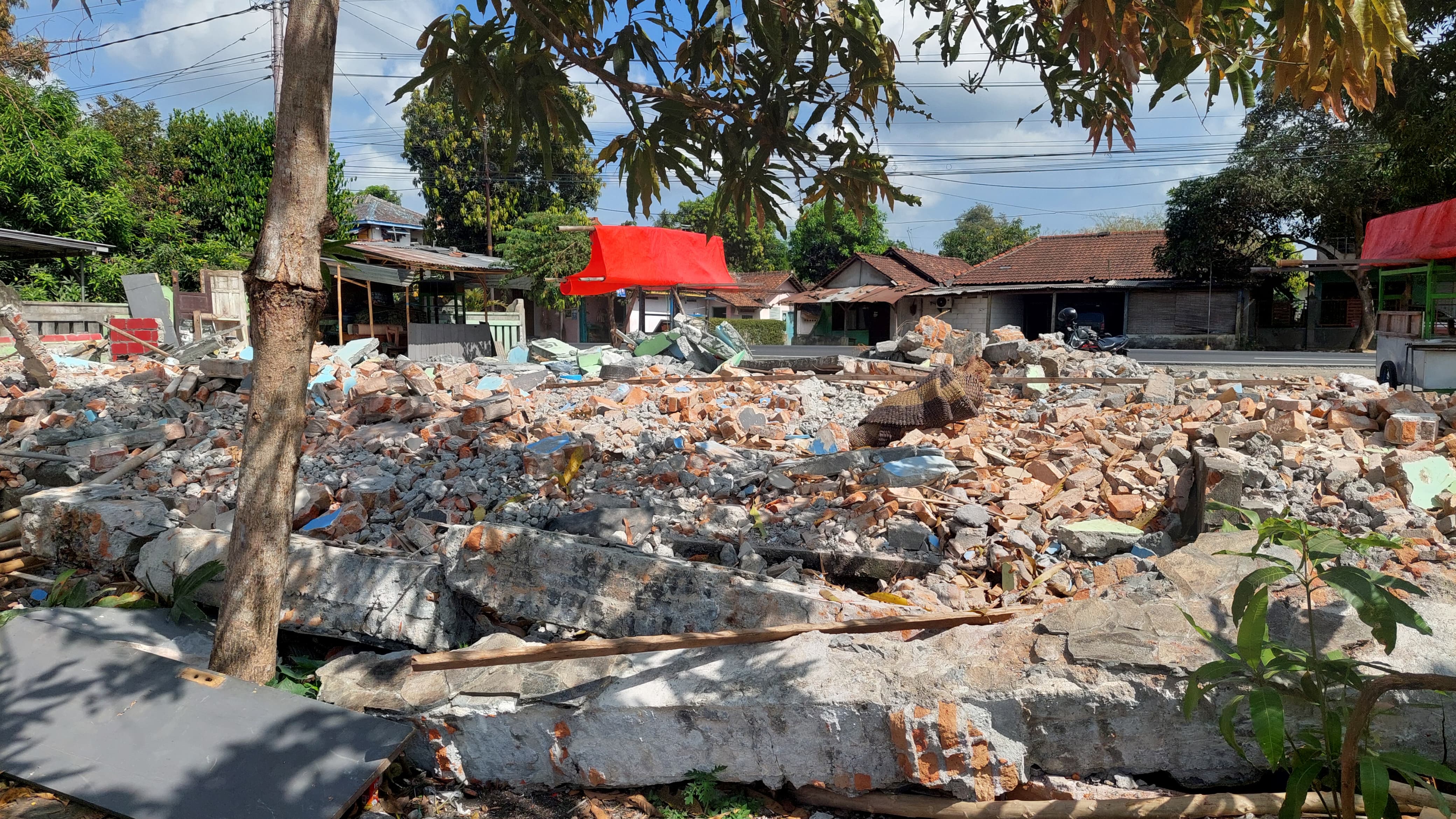 RATA: Puing bekas bangunan Pasar Seni Sentolo masih tersisa di lokasi.&nbsp;