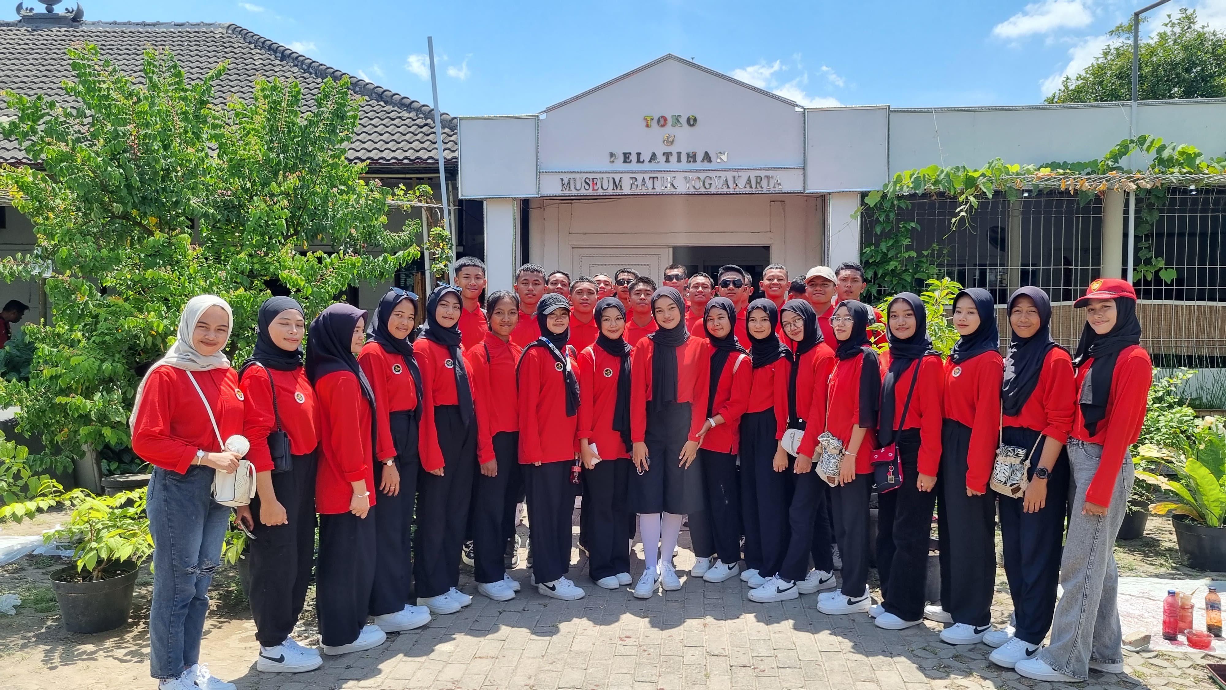 Para siswa siswi tingkat SMA alumni paskibra 2024 dari kabupaten Morowali saat membatik di Museum Batik Jogjakarta.&nbsp;