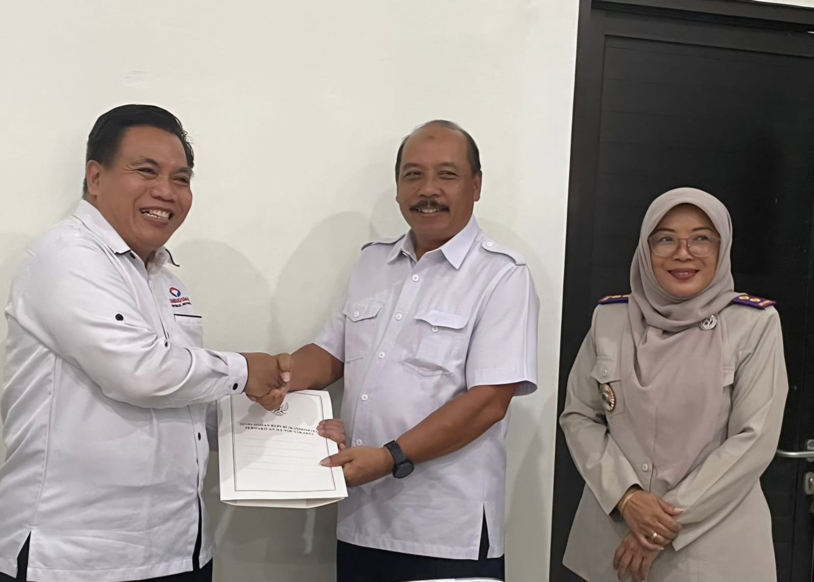 TINDAKAN KOREKTIF: Kepala Perwakilan Ombudsman RI DIJ Budhi Masthuri (kiri) menyerahkan LHP kepada Kepala Kanwil BPN DIJ Suwito.