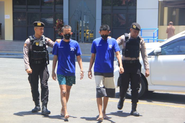 Polisi saat menghadirkan pelaku tindak pidana pencurian di Mapolres Bantul, Rabu (16/10/2024).