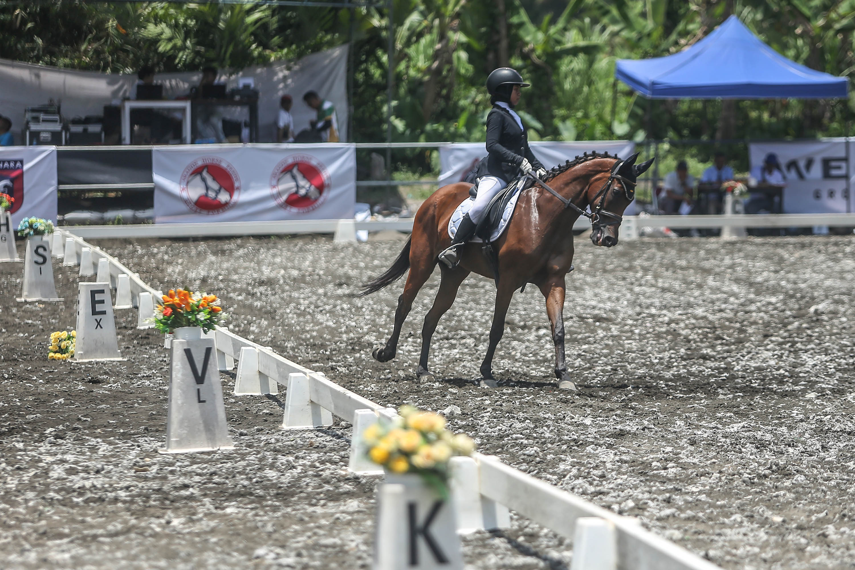 Peserta ketangkasan berkuda menunjukan aksinya saat Turnamen Equestarian, KHI Jogja Istimewa Cup 2024 di KHI Stabel, banguntirto, Turi, Sleman, Rabu (16/10). Turnamen i melombakan dua kelas yaitu dressage dan jumping show