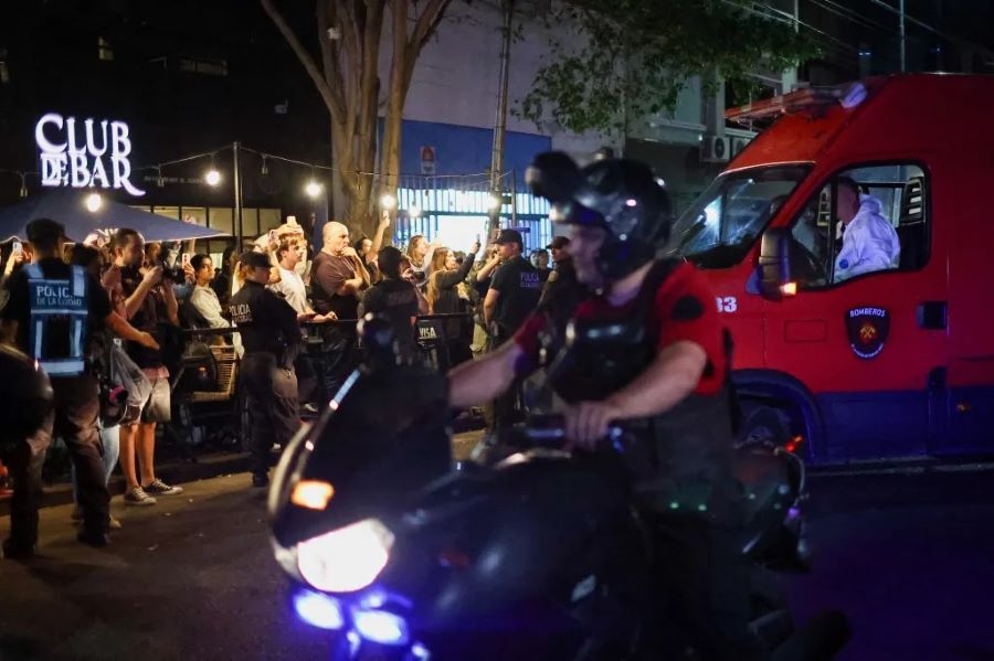 Potret ambulans yang membawa jasad Liam Payne dari hotel pada Rabu (16/10/2024) malam waktu setempat.