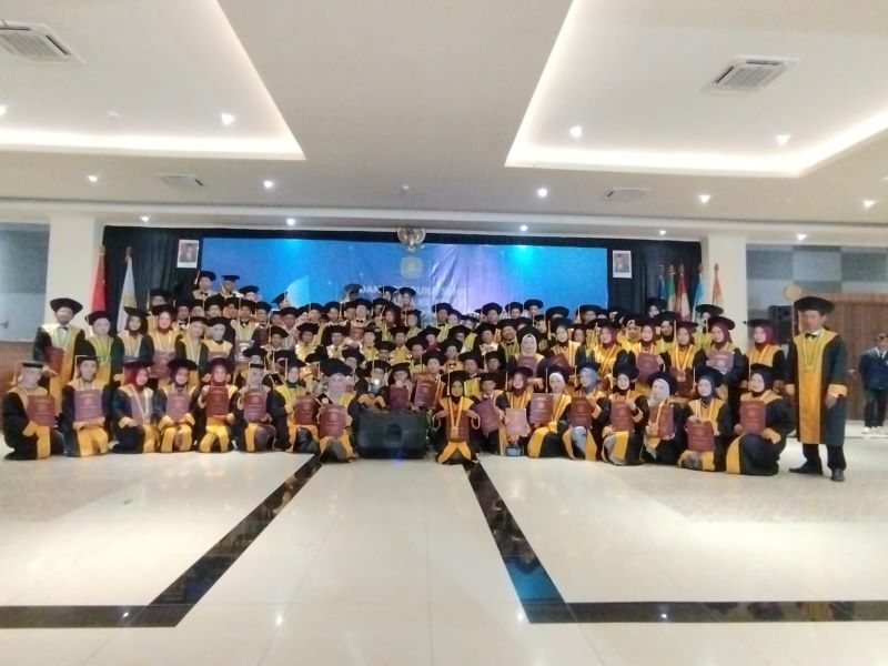 Prosesi wisuda ke XIX program sarjana terapan dan diploma III di Gedung Ganeca Convention Hall Purworejo pada Kamis (17/10/2024).