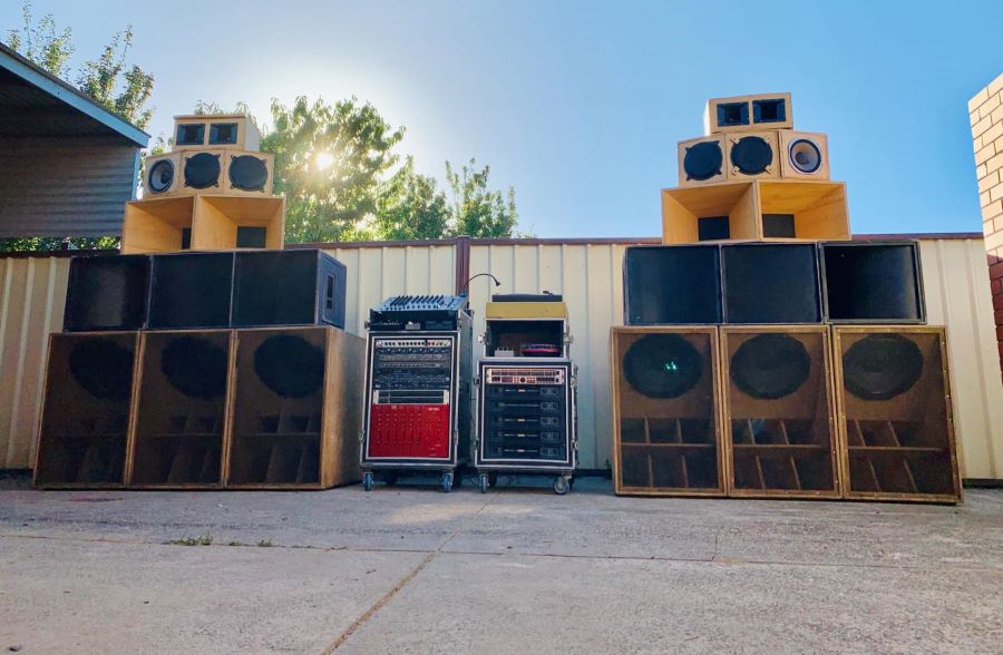 Tradisi sound horeg yang meresahkan warga.