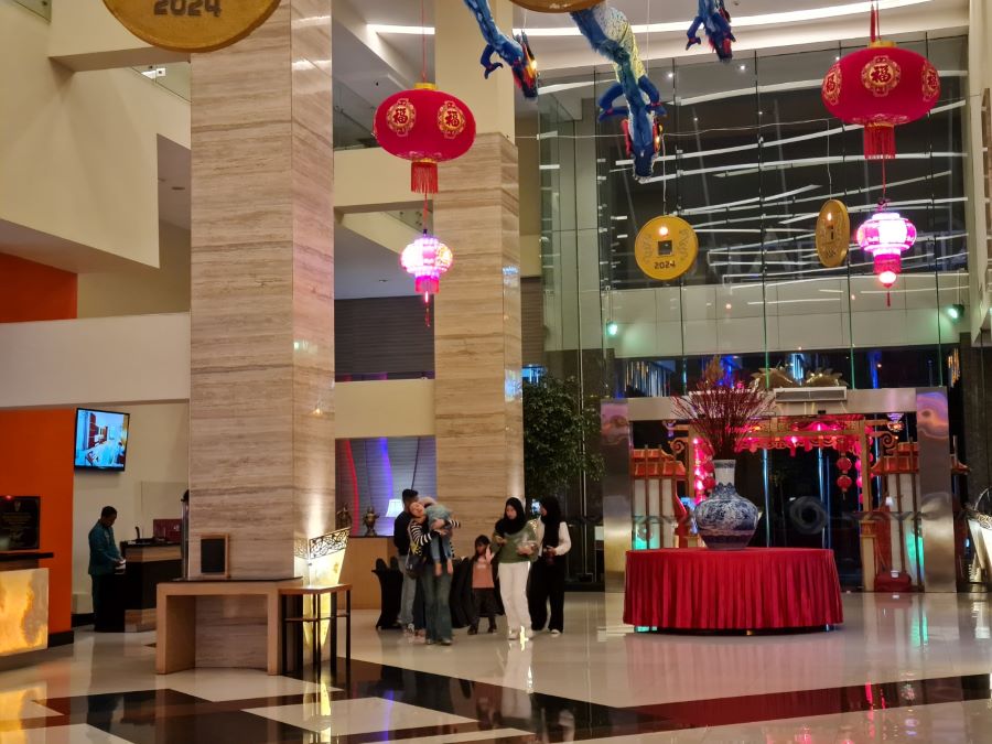 SEPI: Suasana lobi Grand Artos Hotel & Convention Magelang saat malam hari. Tidak banyak tamu yang menginap.