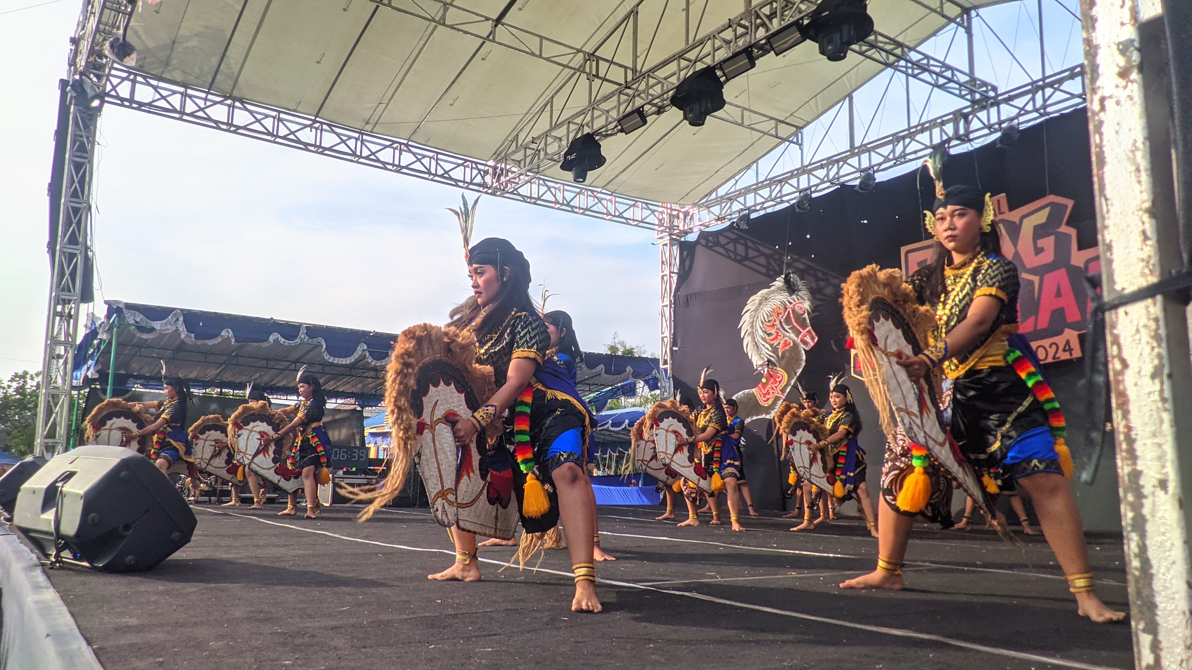 Penampilan kesenian Reog oleh Tim Sigrak Tamtama di Alun-Alun Wonosari, Gunungkidul, Kamis (17/10).  &nbsp;