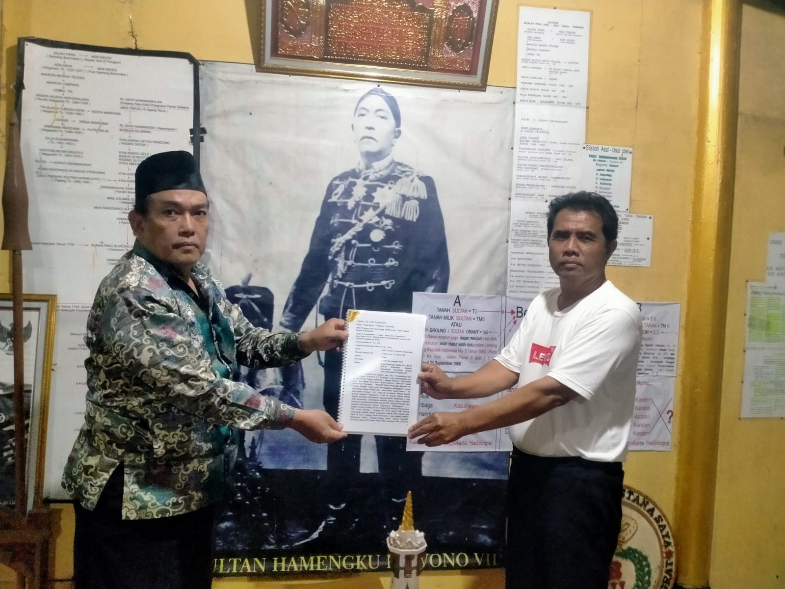 TANAH PRIBADI: Ahli waris turun temurun HB VII, RM Triyanto Prastowo menyerahkan dokumen kepada Anggota Komisi II DPR RI Periode 2019-2024 Riyanta di kediamannya Jalan Magangan Kulon, Kraton.