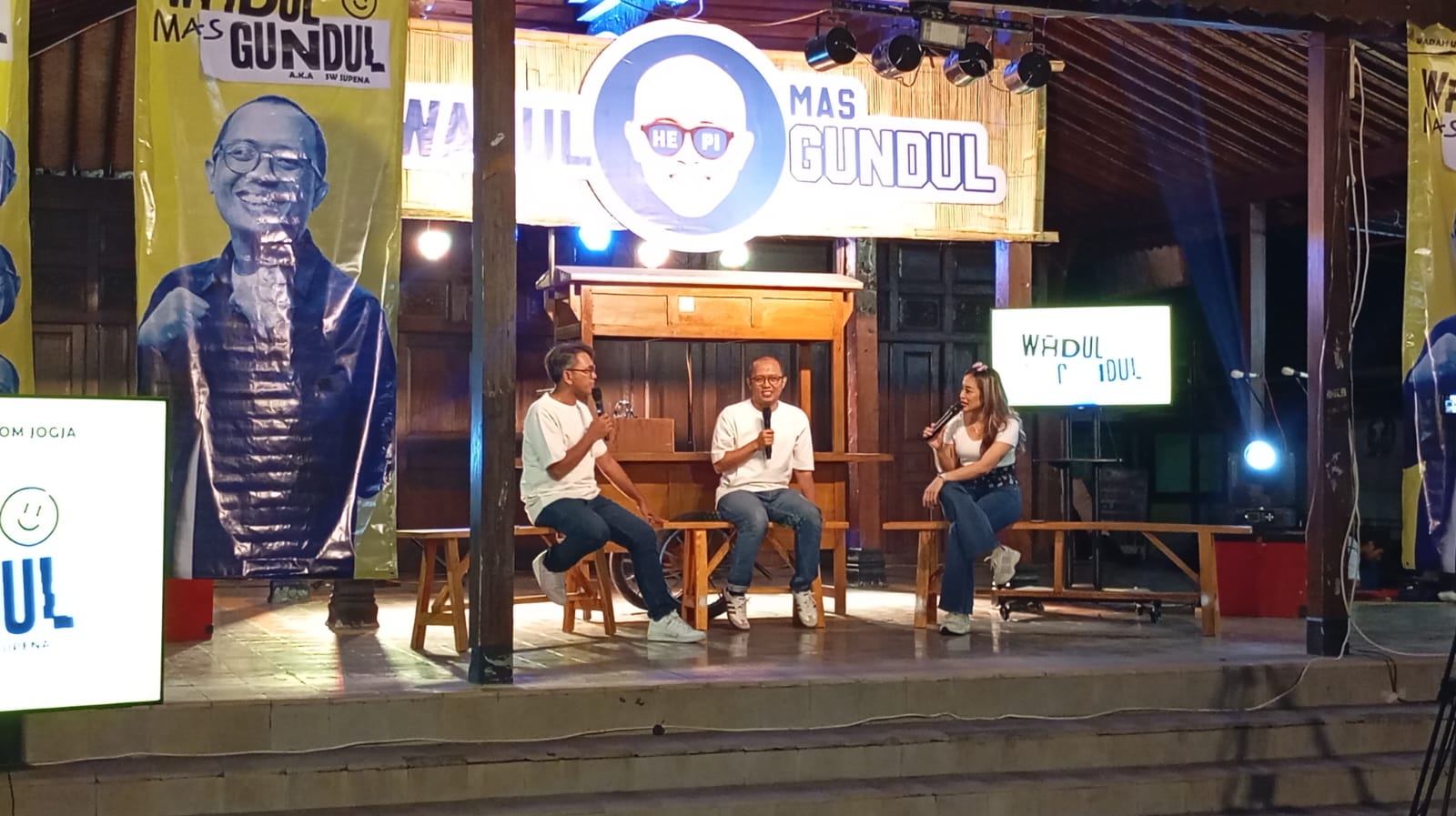 Momen saat Mas Gundul atau Sri Widya Supena diroasting dalam acara Wadul Mas Gundul yang diselenggarakan di Pendopo Kajengan Kotagede, Rabu (16/10/2024) malam.  (IWAN NURWANTO/Radar Jogja)
