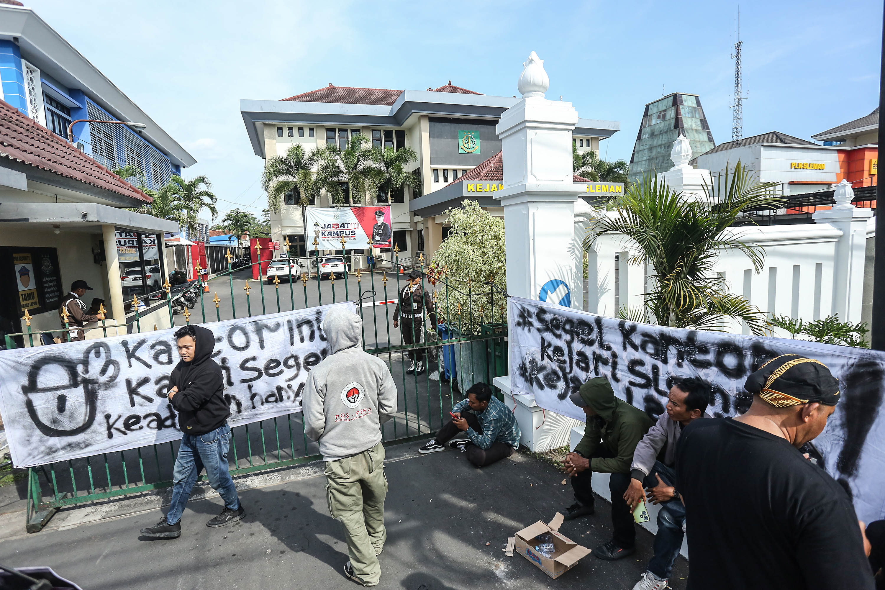 Spanduk bertuliskan penyegelan terpasang di gerbang masuk Kantor Kejaksaan negri Sleman, Kamis (17/10). Peserta aksi yang tergabung dalam aliansi rakyat peduli Indonesia menutut Kejari Sleman untuk menetapkan tersangka kasus dana hibah pariwisata
