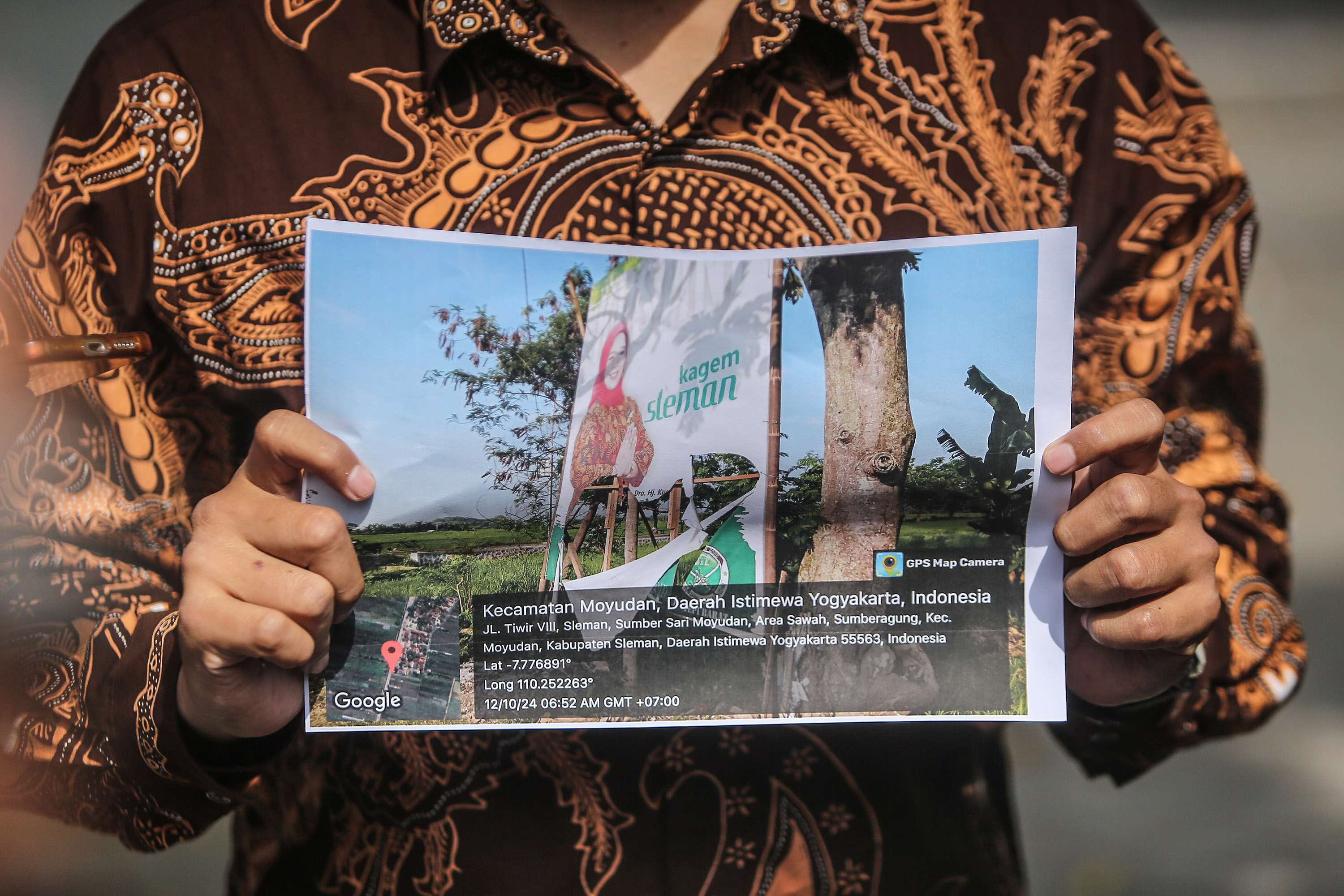 Kuasa hukum pasangan calon Bupati Sleman nomor urut 1 melakukan pelaporan pelanggaran UU Pemilu di kantor Bawaslu Sleman, Kamis (17/10). Pelaporan terkait perusakan sejumlah alat peraga kampanye di berbagai lokasi kawasan Sleman
