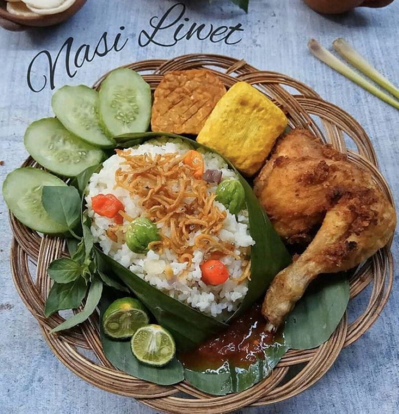 Sepiring nasi liwet yang kaya rasa, menanti untuk dinikmati dalam kebersamaan.