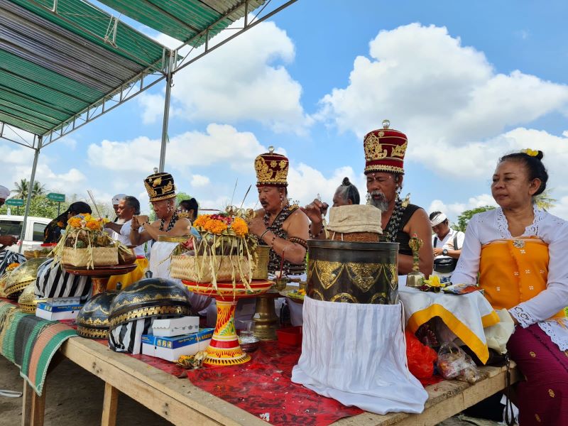 RITUAL ADAT: Sejumlah umat Hindu melakukan ritual untuk mengembalikan roh ke Candi Lumbung, Jumat (18/10/2024).