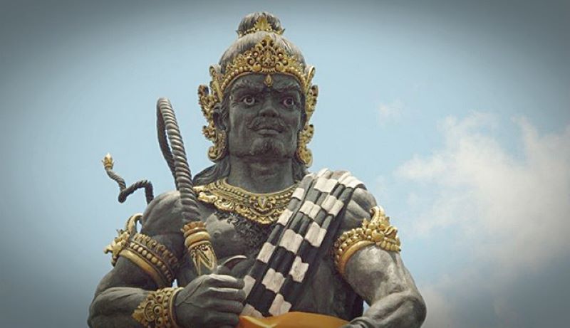 Raksasa bernama Kebo Iwa.