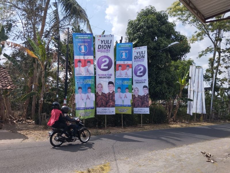 APK kedua paslon Bupati dan Wakil Bupati Purworejo terpasang di ruas Jalan Semawung, Kecamatan/Kabupaten Purworejo.