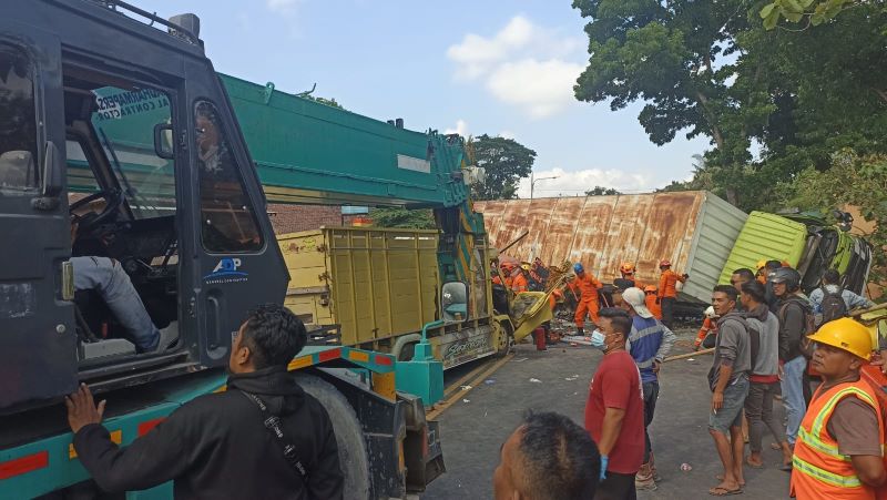Tkp kejadian kecelakaan beruntun yang melibatkan satu truk kontainer dan dua truk pasir mengakibatkan dua orang tewas dan tiga lainnya luka-luka.&nbsp;Tim gabungan melakukan proses evakuasi.