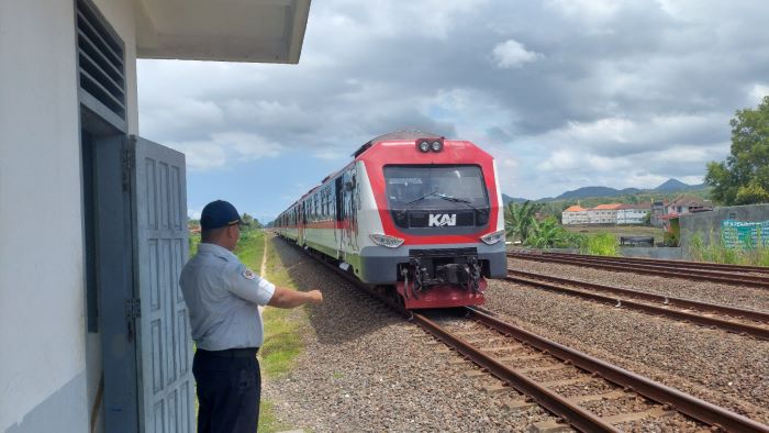 SIAGA: Petugas perlintasan di Teteg Kulon mengawasi kondisi perlintasan kereta api Jumat (18/10/2024).