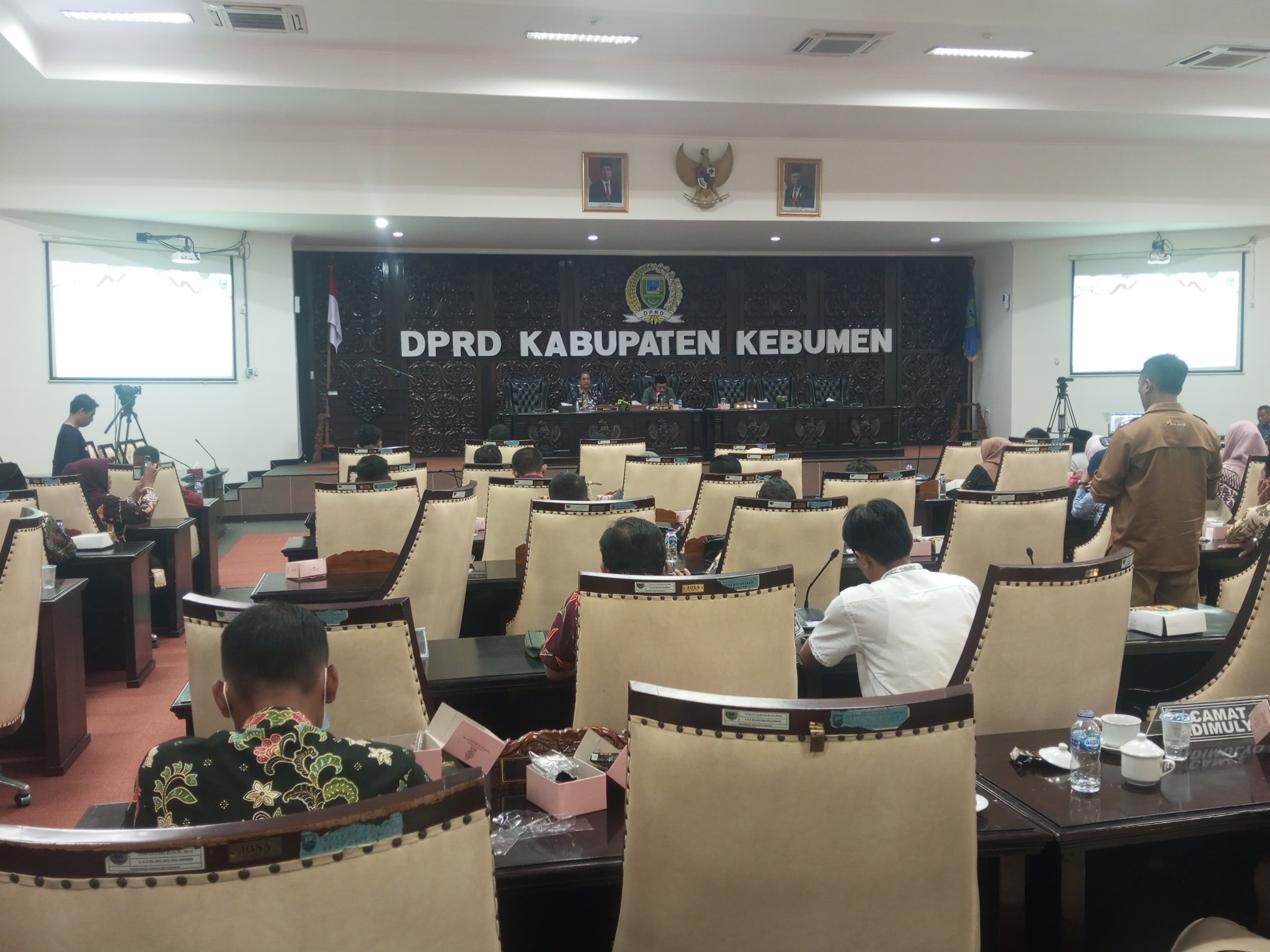 DINAMIKA : Rapat paripurna DPRD Kebumen tentang penyampaian Raperda APBD Tahun 2025 diwarnai banyak interupsi.