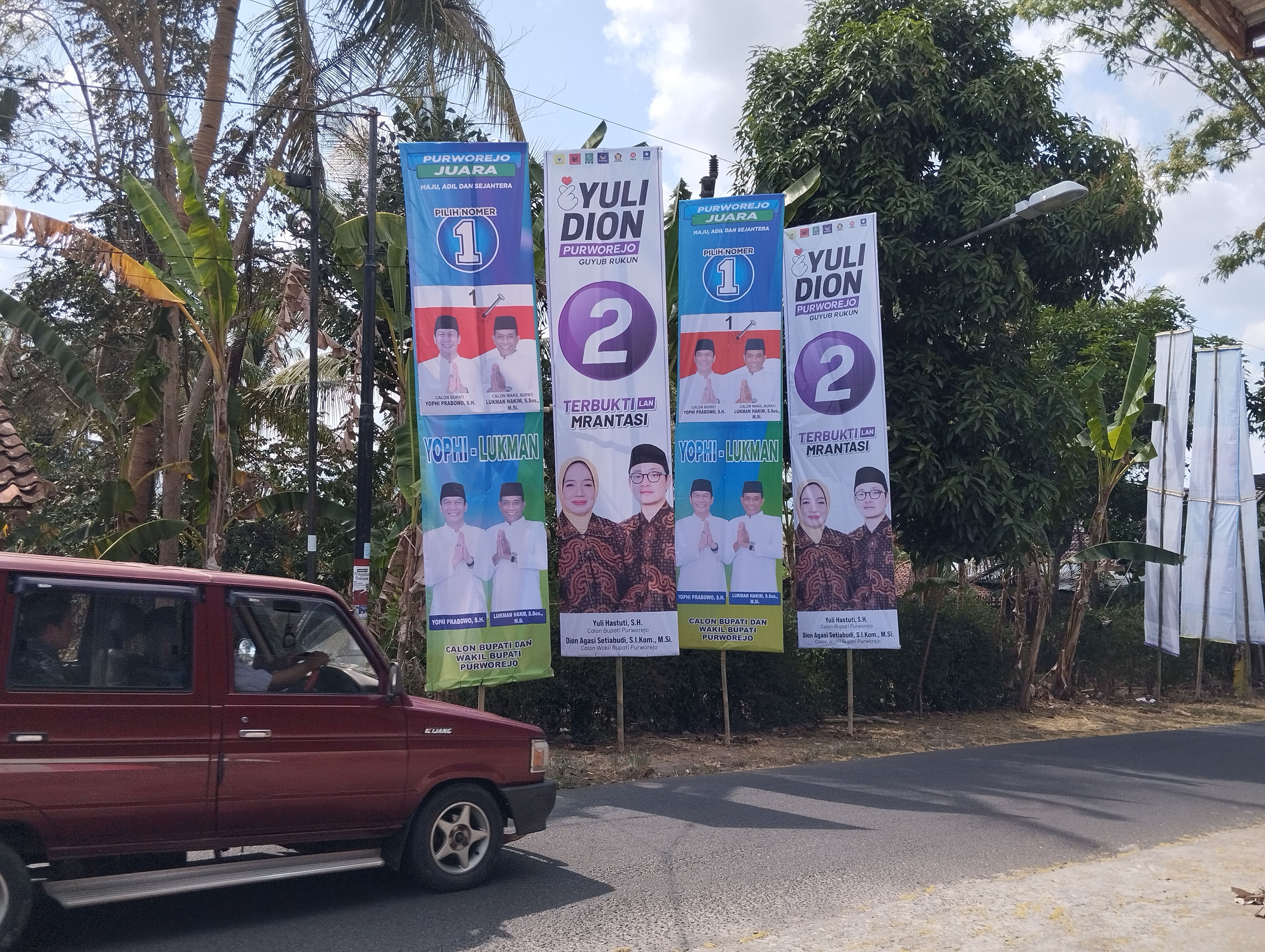 APK kedua paslon Bupati dan Wakil Bupati Purworejo terpasang di ruas Jalan Semawung, Kecamatan/Kabupaten Purworejo.