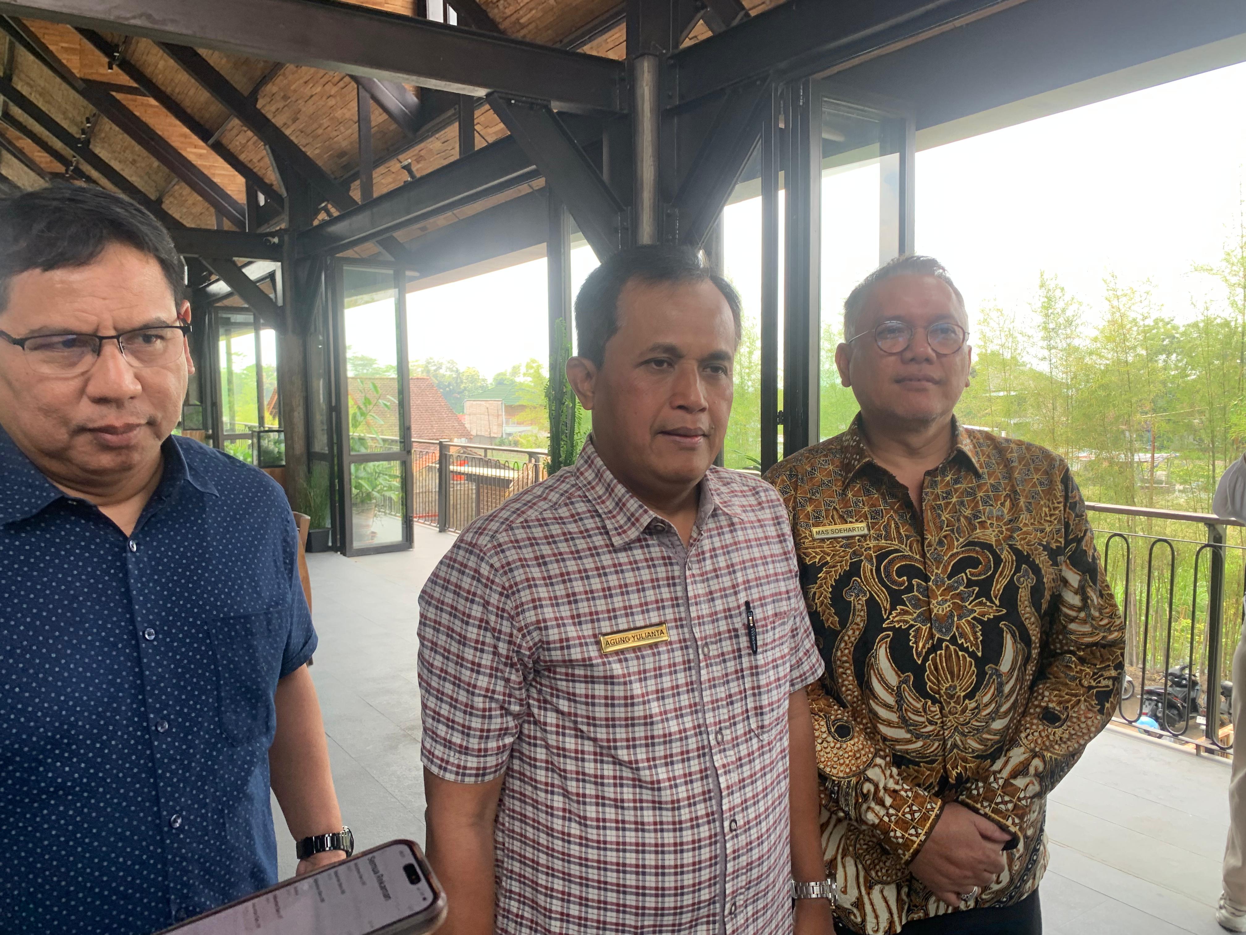 Kepala Kantor Wilayah Direktorat Jenderal Perbendaharaan (DJPb) DIJ Agung Yulianta (tengah)