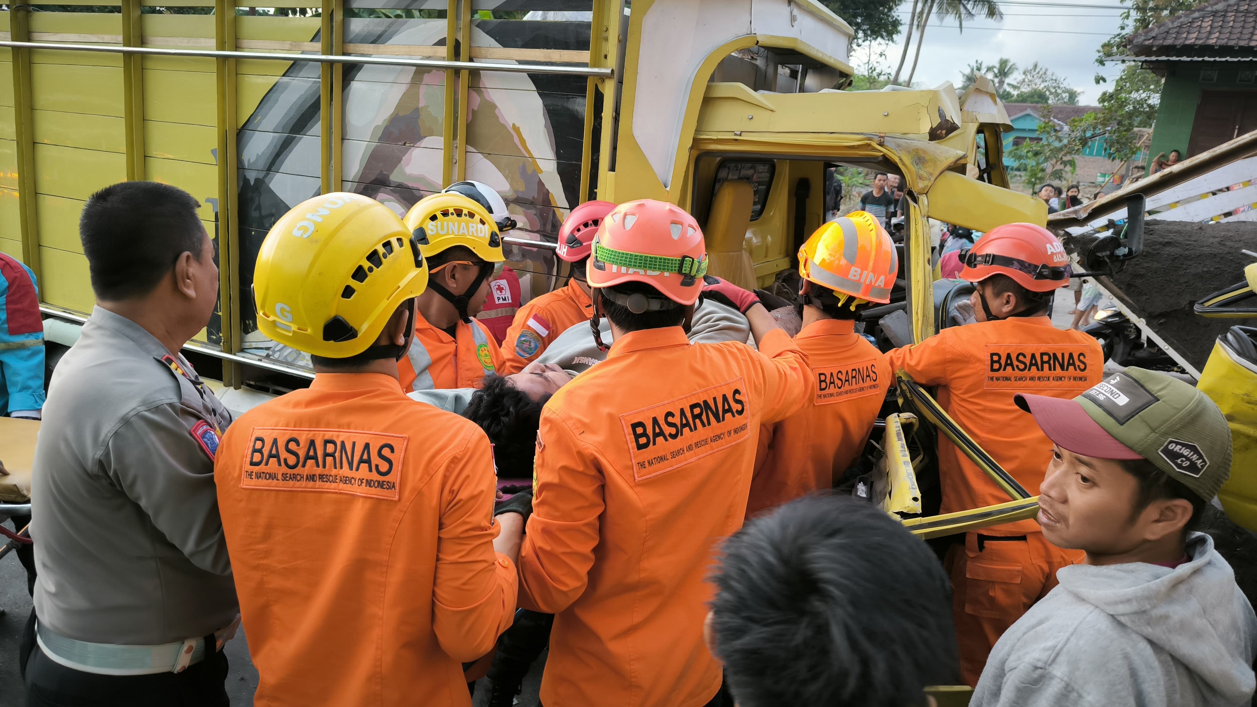 Proses evakuasi korban kecelakaan beruntun di Jalan Jogja-Wates Sedayu, Bantul, Jumat (18/10/2024).