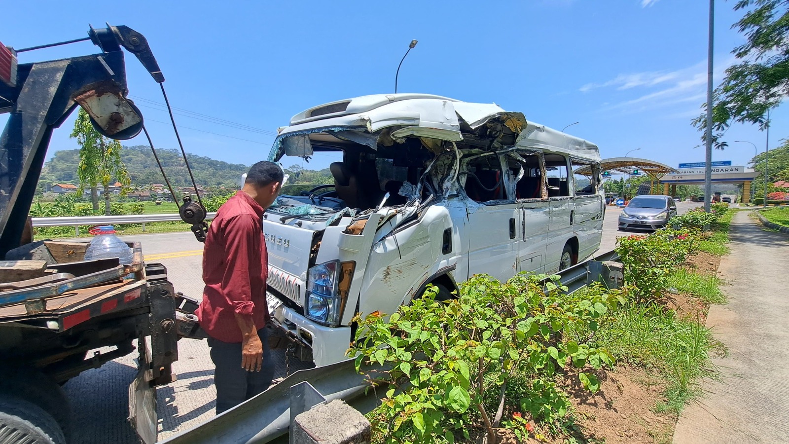 Kondisi elf usai alami kecelakaan di tol Bawen-Ungaran.