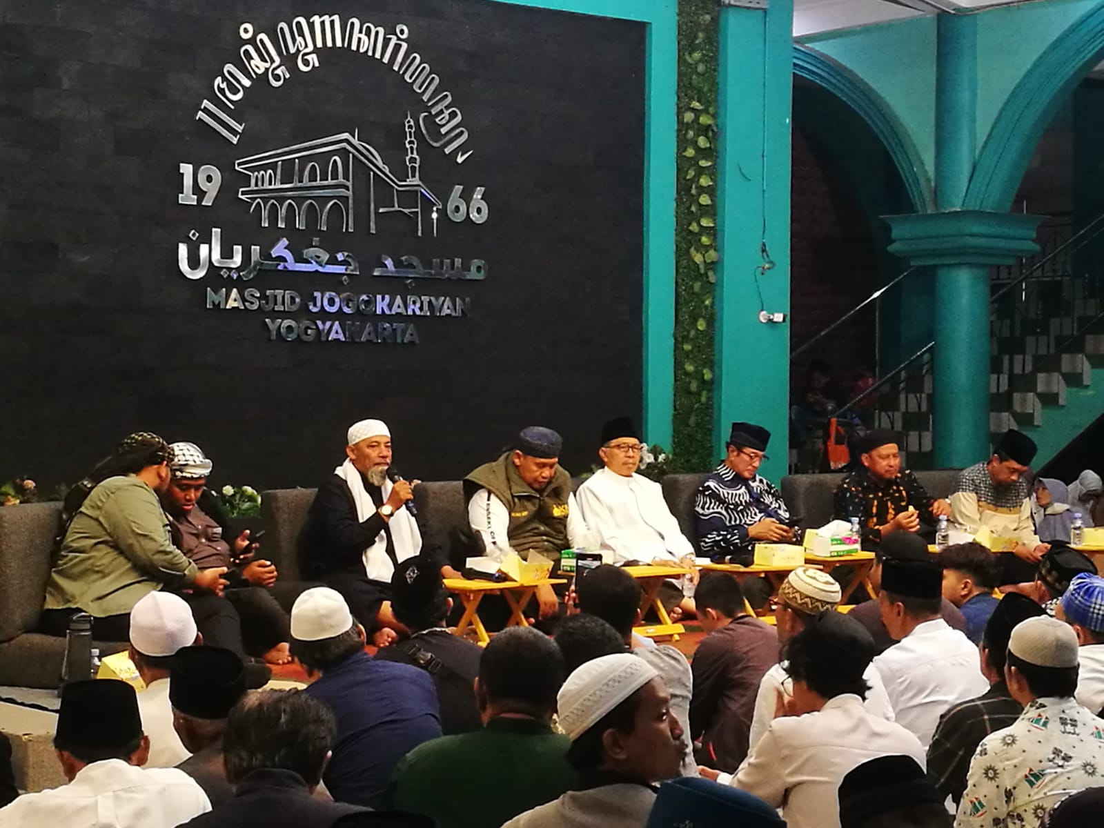 DARURAT MIRAS: Sejumlah tokoh hadir saat deklarasi melawan miras di Masjid Jogokaryan Jumat (18/10/2024).