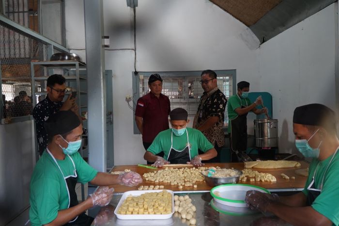 MEMANUSIAKAN MANUSIA: Dirjen HAM Kemenkumham Dhahana Putra saat meninjau kondisi Lapas Kelas IIA Jogjakarta Jumat (18/10/2024).