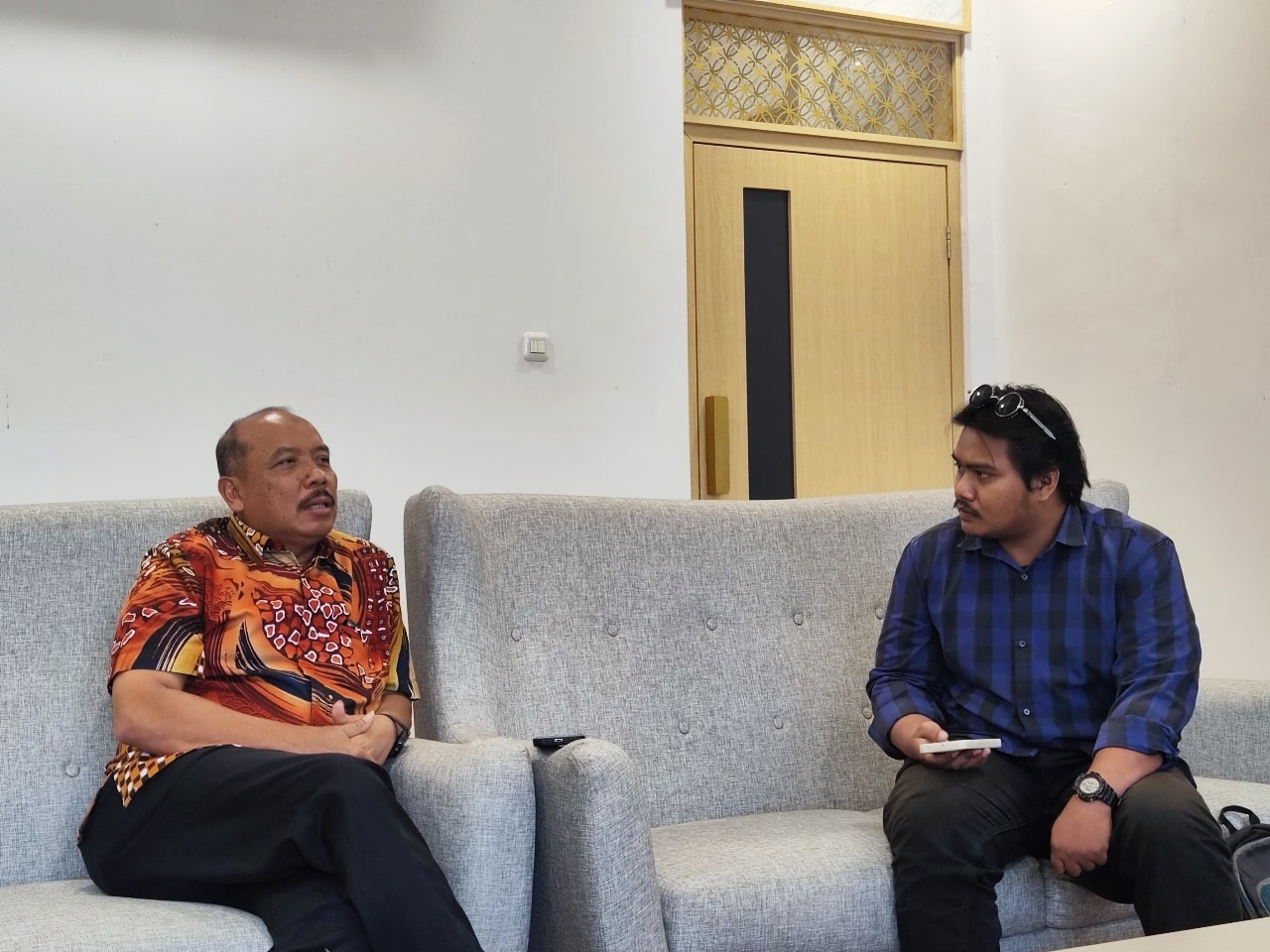 REKOMENDASI ORI: Kepala Kanwil BPN DIJ Suwito (kiri) memberikan penjelasan dalam wawancara khusus dengan wartawan Radar Jogja di ruang kerjanya kemarin (18/10).
