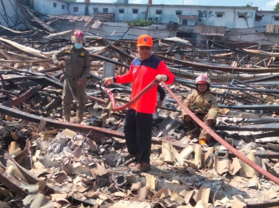 Petugas pemadam kebakaran (damkar) masih bersiaga di lokasi kebakaran Pasar Wonokriyo, Gombong. (Dokumentasi Satpol PP Kebumen)
